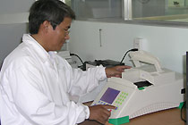 Bác sĩ Phạm Hùng Vân đang sử dụng máy PCR