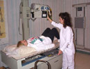 Kiểm tra khối u bằng máy chụp tia X.